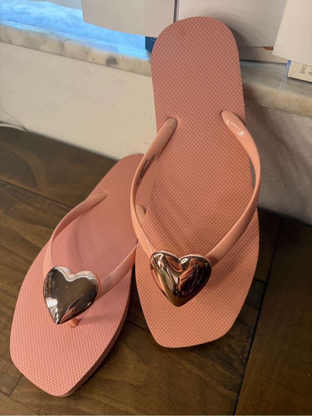 Shade & shore pink large gold heart flip flops size 9 women’s sandals new - Picture 2 of 7